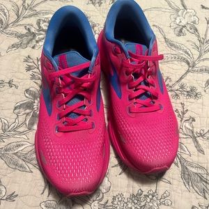 Brooks Ghost 15 size 8.5. Worn few times in clinic setting. No box provided